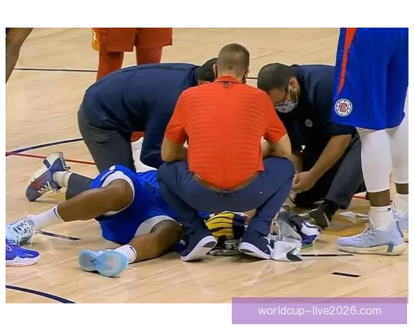 愿无大碍古德温倒地拼抢受压伤退场返回更衣室接受紧急治疗情况引关注